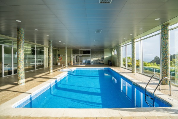 Piscina interior climatizada
